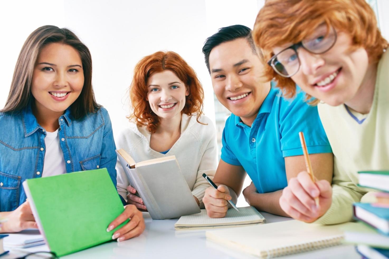 Equipo de desarrollo trabajando en aplicación móvil innovadora