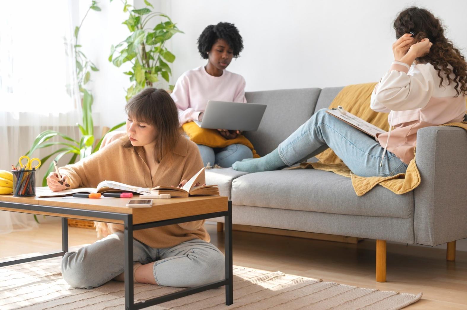 Equipo de emprendedores trabajando en estrategias de financiación